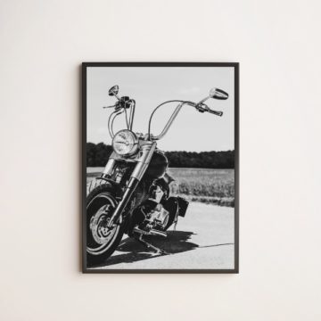 quadro com fotografia preta e branca de motocicleta