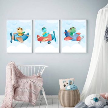 kit 3 quadros decorativos infantis com ilustrações de dinossaurinhos em aviões