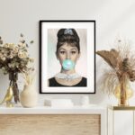 Quadro Audrey Hepburn Bubble Gum 60x48 Cm