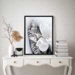 Quadro Decorativo Gatinho Com Flor Branca