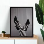 Quadro Decorativo Pernas Meia e Sapato De Bruxa