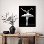 Quadro Decorativo Bailarina P&B - 70x50 cm