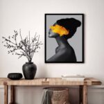 Quadro Decorativo Mulher P&B Amarelo - 70x50 cm