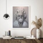 Quadro Decorativo Rainha Elizabeth Bubble Gum - 70x50 cm