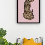 Quadro Decorativo Leopardo Fundo Rosê - 70x50 cm
