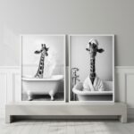 Kit 2 Quadros Divertidos Para Banheiro Dona Girafa